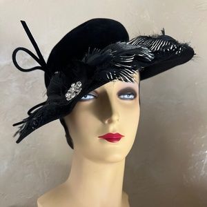 AMAZING 1940s' BLACK VELOUR WIDE BRIM HAT - PAINTED WHITE TIPPED FEATHERS/JEWEL